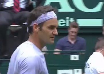 Federer eases to the quarters in Halle
