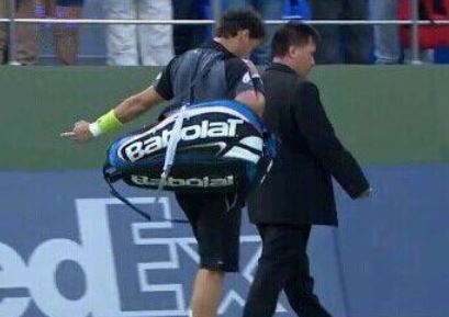 Fognini gives the middle finger to the crowd!