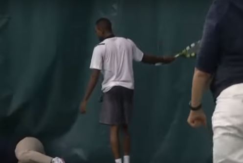 Player disqualified for hitting lineswoman with racket
