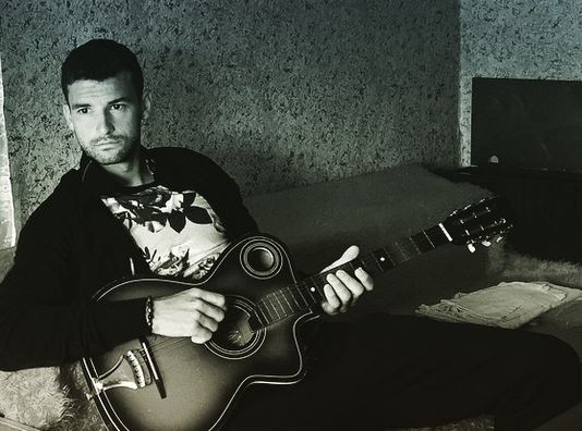 Dimitrov playing guitar, Wozniacki about respect and more