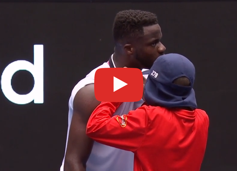 Ballkid helps Tiafoe with chain