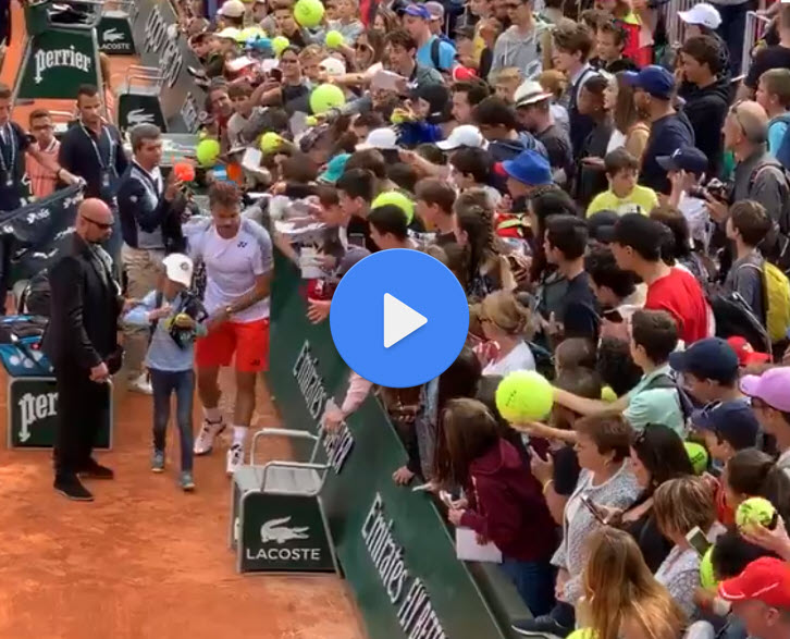 Wawrinka helping a kid
