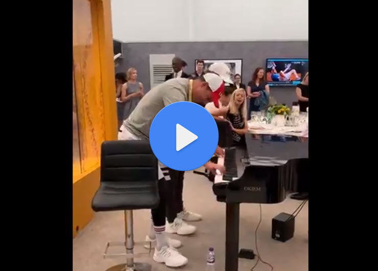 Bryans' little concert at the Queens