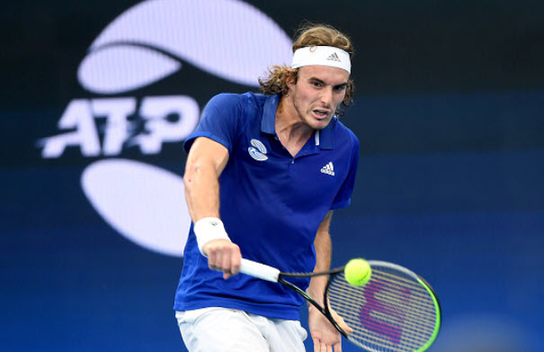 Stefanos Tsitsipas calls an "irritation" what seems to be an injury to his shoulder and wrist ...
