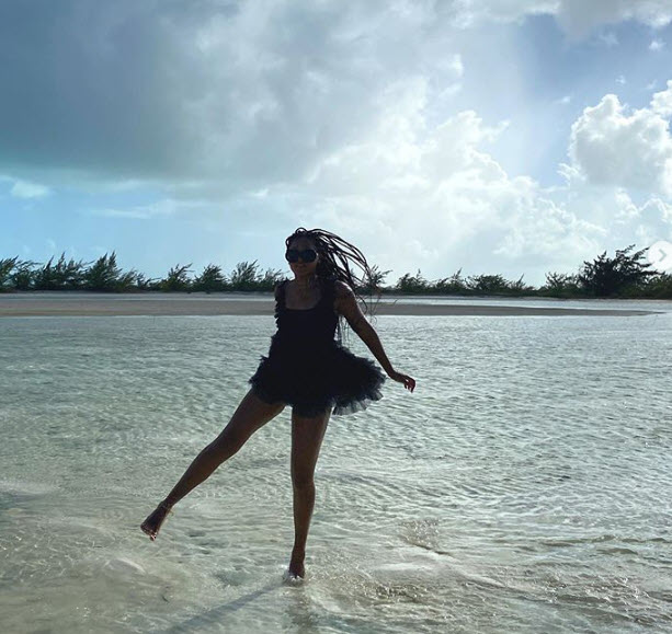 GORGEOUS. Naomi Osaka looking amazing in black on the beach in these ...