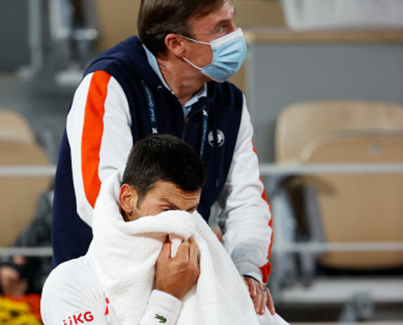 Novak Djokovic Struggling With Injury Novak Djokovic Struggling With Injury