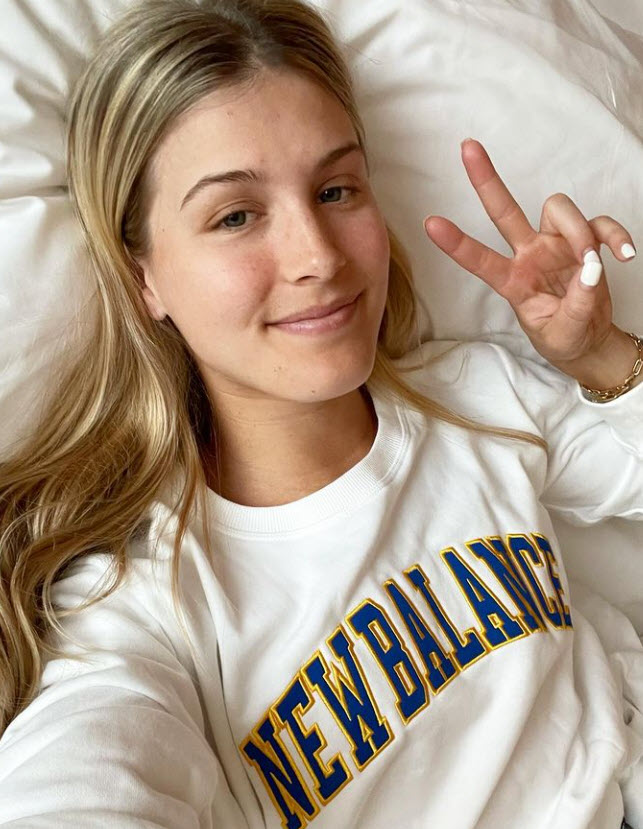 Genie Bouchard Beautiful In Hotel In Bed