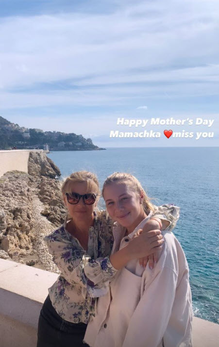 Amanda Anisimova And Her Mother Olga