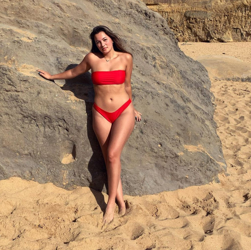 Van De Zandschulp Hot Girlfriend Floor Isabel Hart In A Red Bikini At The Beach