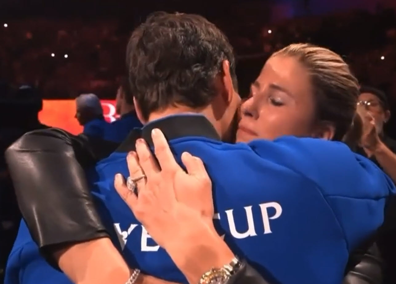 Federer hugs his wife Mirka, children and parents after last Laver Cup match - Tennis Tonic