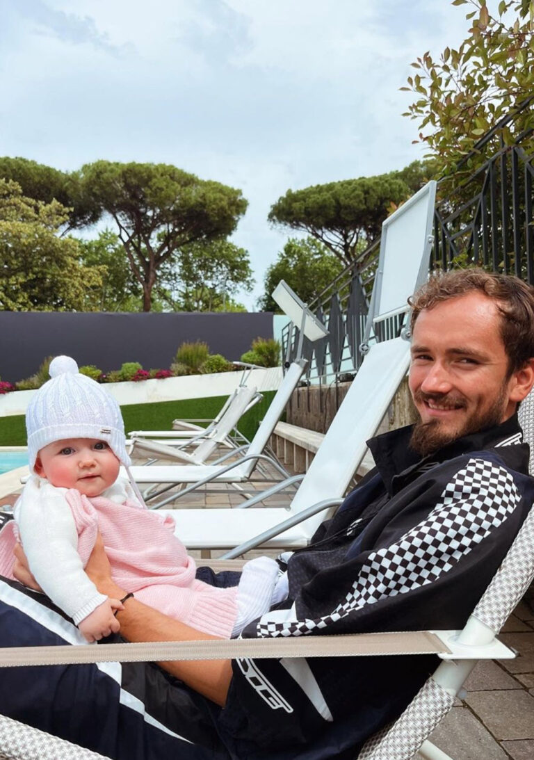 Daniil Medvedev And His Best Pics With Wife Daria And Daughter Alisa On ...