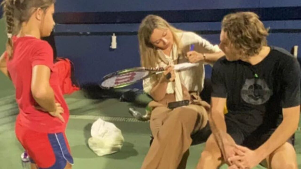 Stefanos Tsitsipas caught training in Dubai with his father and girlfriend Paula Badosa - Tennis Tonic