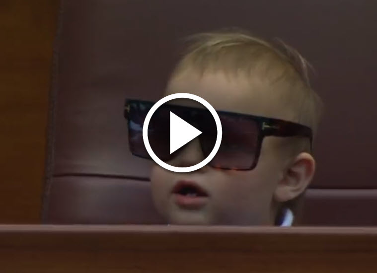 ADORABLE. Nicolas Jarry’s son Santiago steals the show (and the glasses) in Shanghai