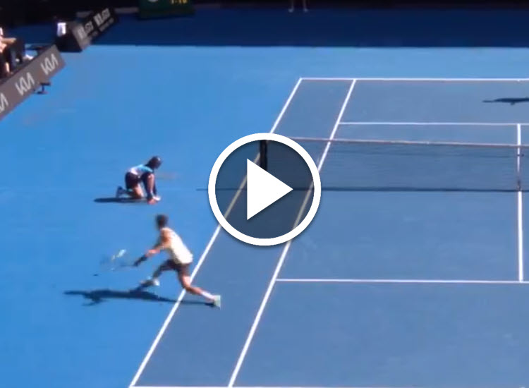 WATCH. Alcaraz delighted the spectators with a great around the net shot during his clash versus Sonego at the Australian Open