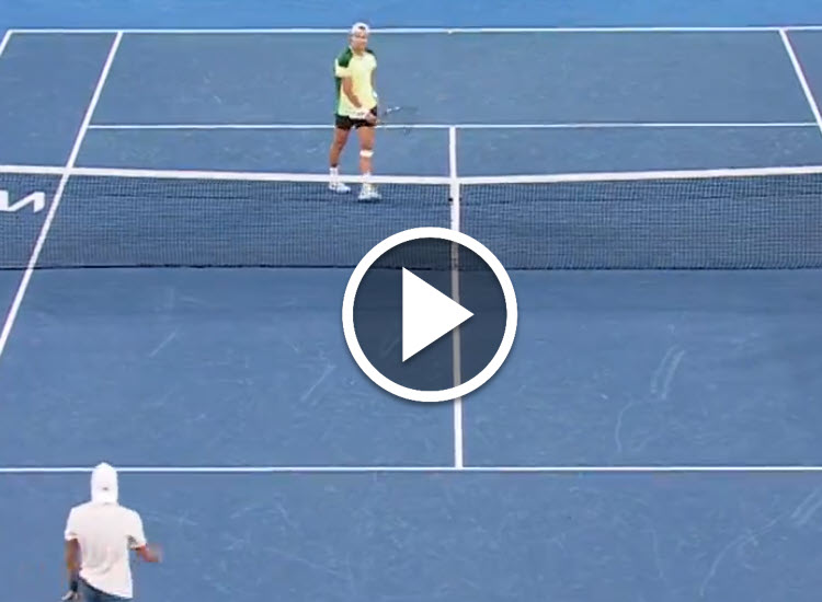 WATCH. Cazaux upsets Rune at the Australian Open with this incredible passing shot