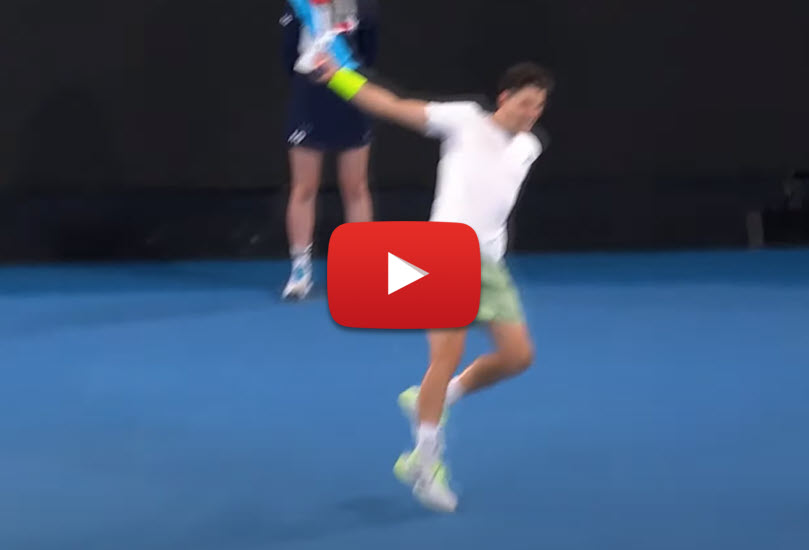 VIDEO. Thiem entertains the local crowd with a stunning backhand down the line in his match against Auger-Aliassime at the Australian Open Dominic Thiem Incredible Backhand Down The Line