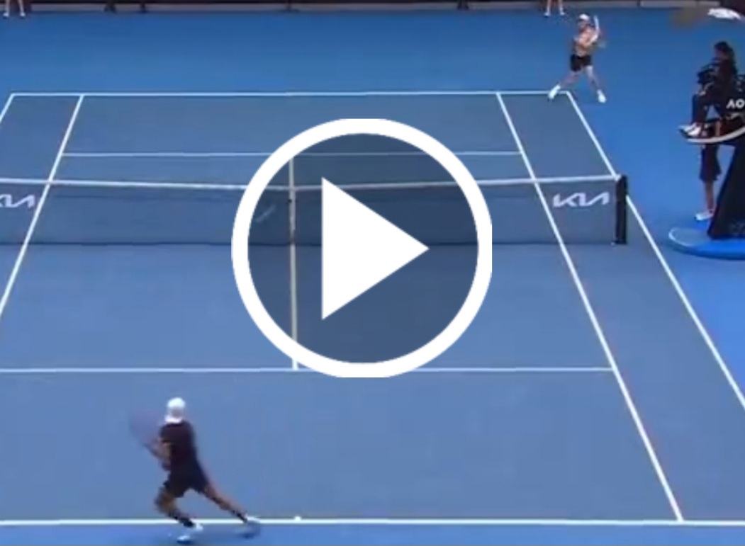 VIDEO. Sinner strikes a stunning forehand return in his contest against Baez at the Australian Open