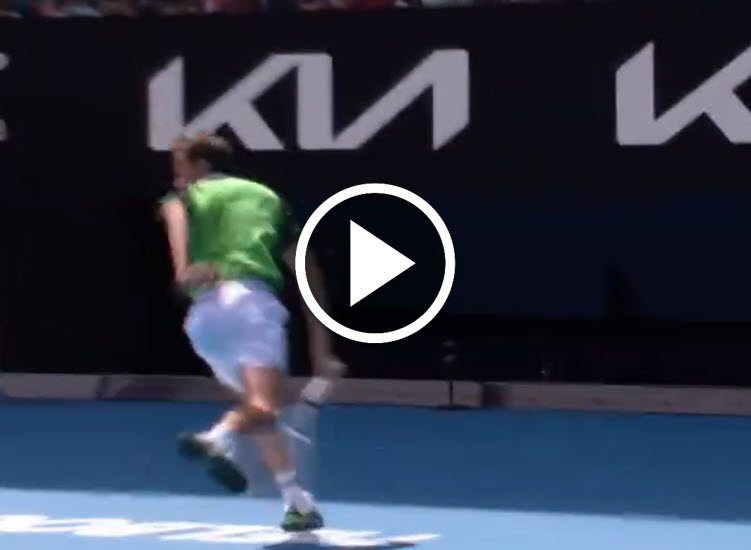 VIDEO. Medvedev hits a remarkable tweener in his match against Borges at the Australian Open Medvedev Tweener