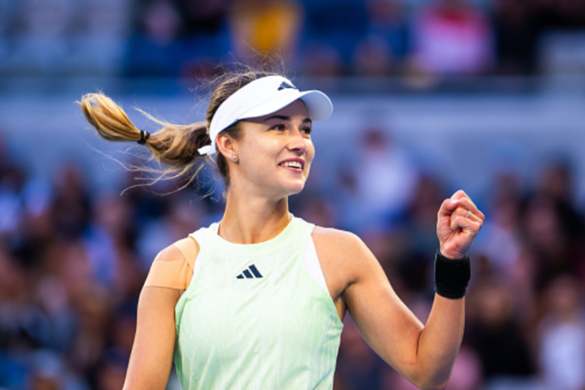 Kalinskaya thanks her coaching team soon after reaching the Dubai final