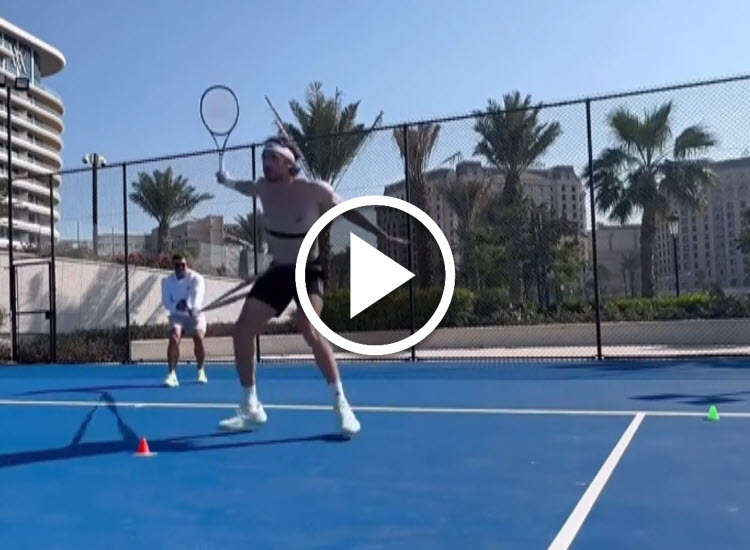 VIDEO. Tsitsipas practicing his backhand in Doha