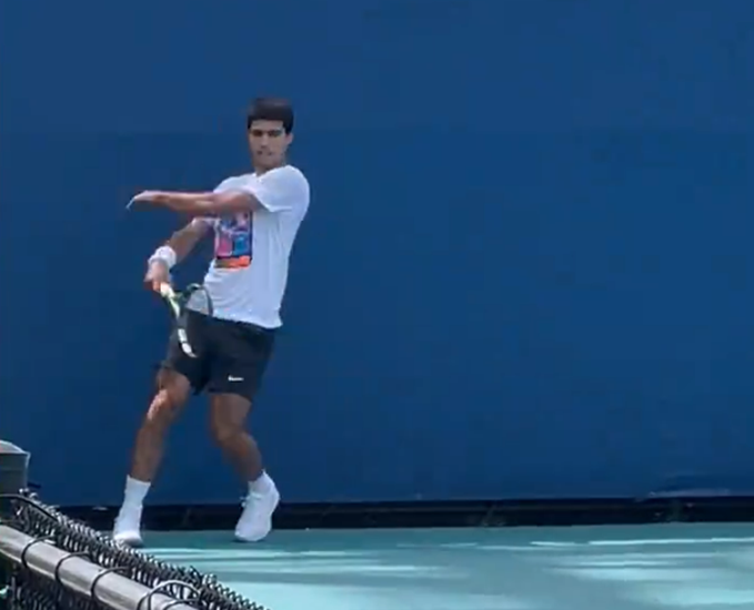 WATCH. Carlos Alcaraz still battling with bugs on a tennis court in Miami