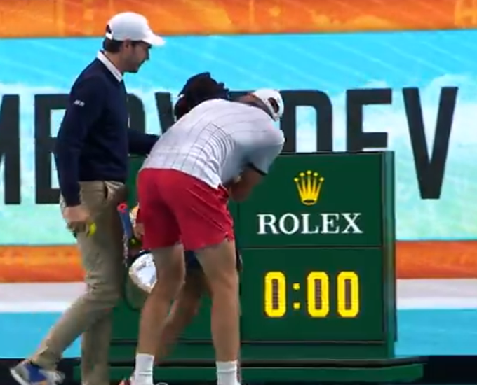 VIDEO. Jarry rescues a ballgirl after hitting her at the head during warm up