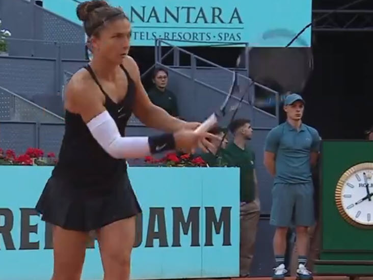 Sara Errani performs underarm serve against Caroline Wozniacki on match point!