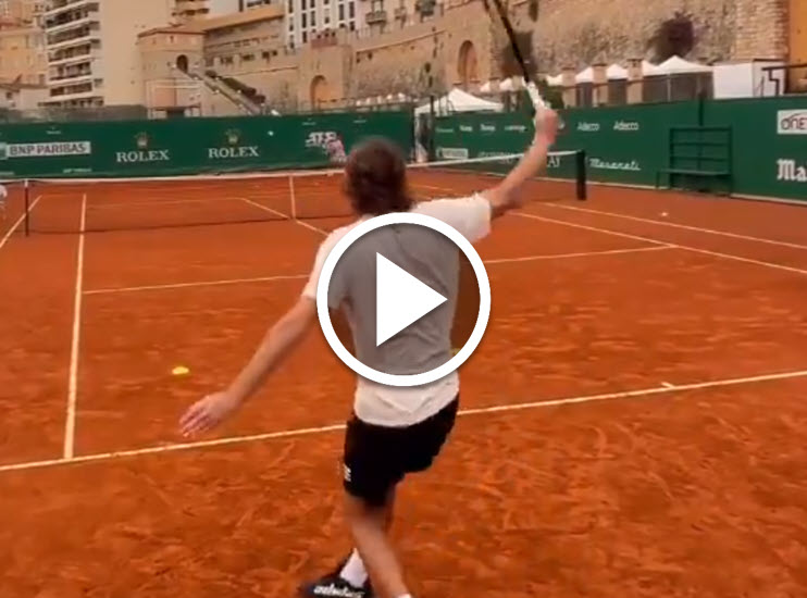 VIDEO. Tsitsipas practicing his backhand in Monte Carlo with his father Apostolos