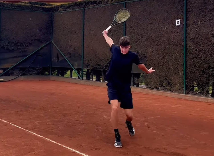 Tsitsipas’ brother Pavlos shows off a rather good backhand!