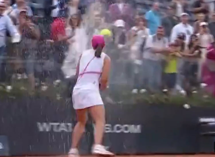Iga Swiatek spraying everyone with champagne after winning the title in Rome