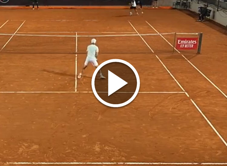 WATCH. Karatsev surprises the fans with a remarkable tweener in his contest against Mcdonald in Rome