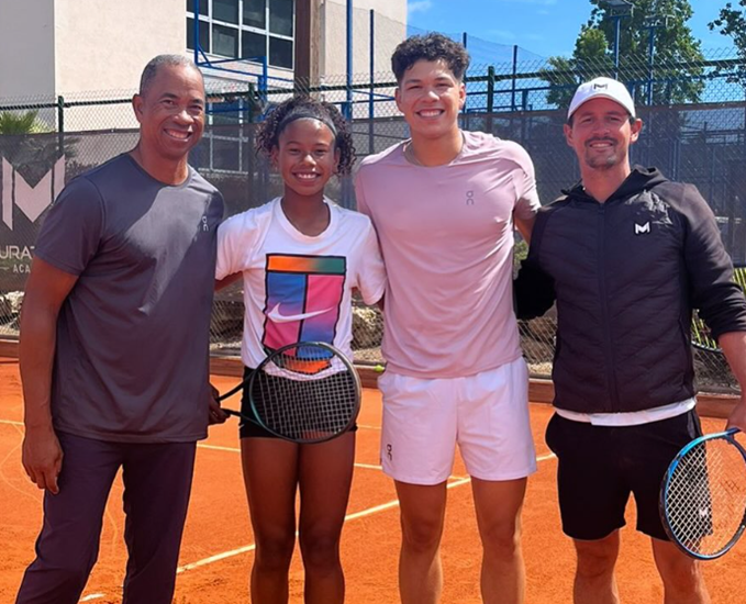 Ben Shelton and his father lauded by young tennis player Victoria Barros for a practice session