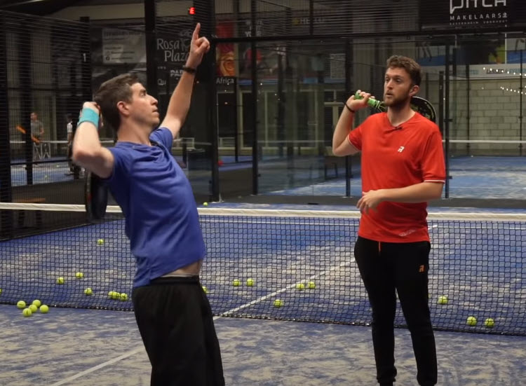 Discover how to hit a proper smash in the pedale