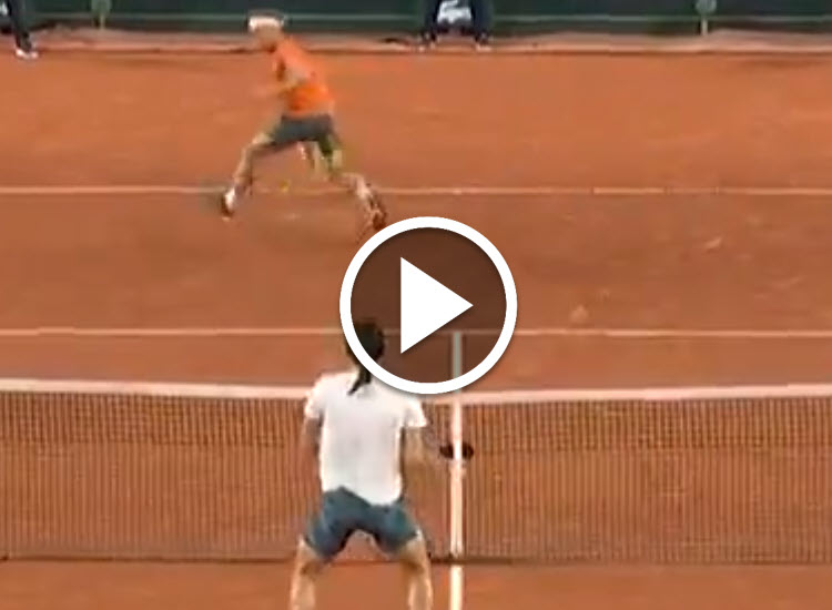 WATCH. Ruud performs an amazing tweener in his clash against Etcheverry at the French Open