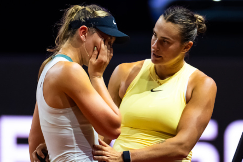 VIDEO. Paula Badosa and Aryna Sabalenka share a lovely hug after their French open battle