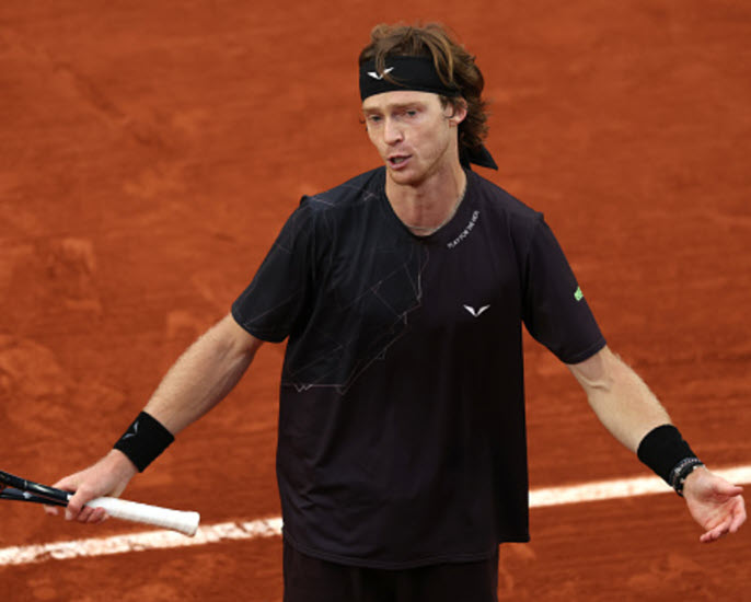 Rublev caught meditating at the French Open