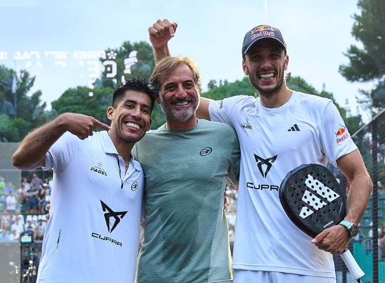 After defeating Coello and Tapia, Ale Galan celebrates the Genova title with Chingotto and coach Jorge Martúnez.