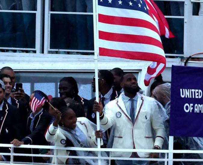 Coco Gauff’s boyfriend comments on pictures of her flag-bearing ceremony at the Olympics Coc Gauff Raises Flag