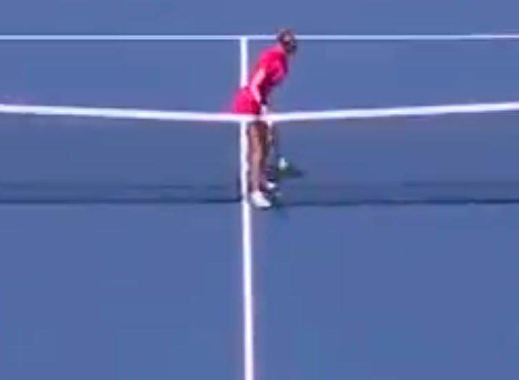 WATCH. Zheng strikes a lucky backhand return during her match against Anisimova at the U.S. Open Anisimova Zheng