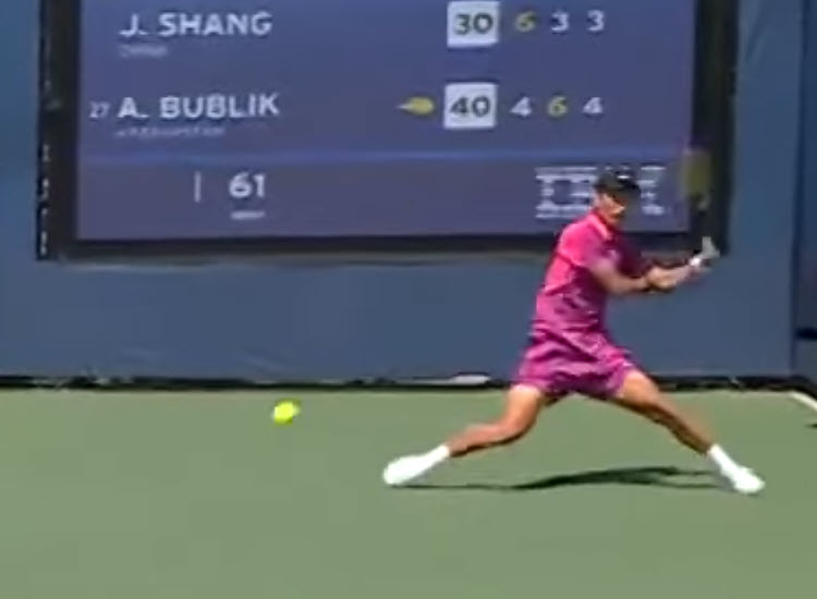 VIDEO. Shang performs a remarkable running forehand pass in his match against Bublik at the U.S. Open Shang Performs A Remarkable Running Forehand Pass