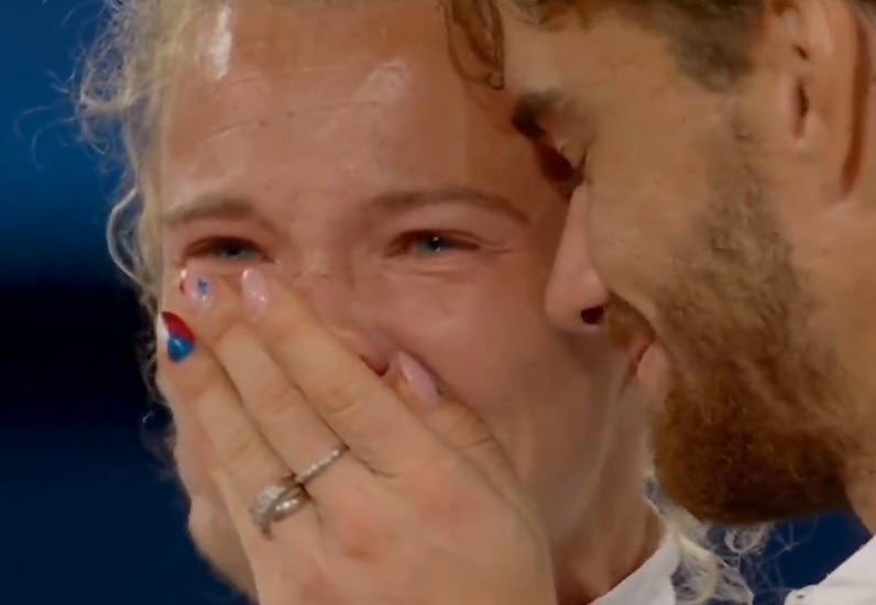 VIDEO. Siniakova and boyfriend Machac in tears during the Olympic ceremony