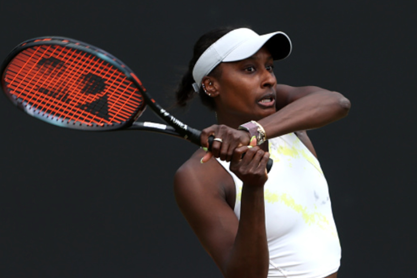 WEIRD. Asia Muhammad loses both sock and shoes during a rally Weird. Asia Muhammad Loses Both Sock And Shoes During A Rally