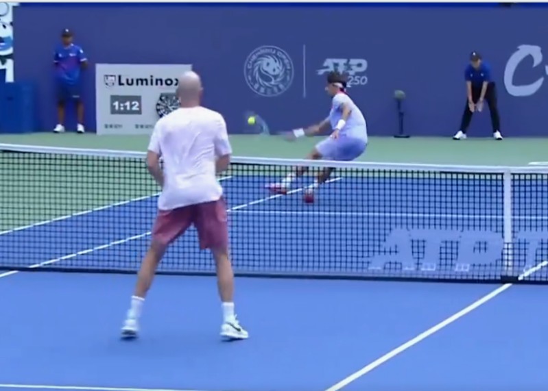 VIDEO. Musetti surprises the spectators with a remarkable forehand passing shot in his contest against Mannarino in Chengdu