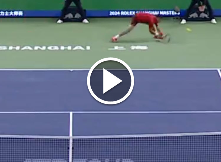 WATCH. Djokovic hits a great backhand passing shot in his clash against Fritz in Shanghai