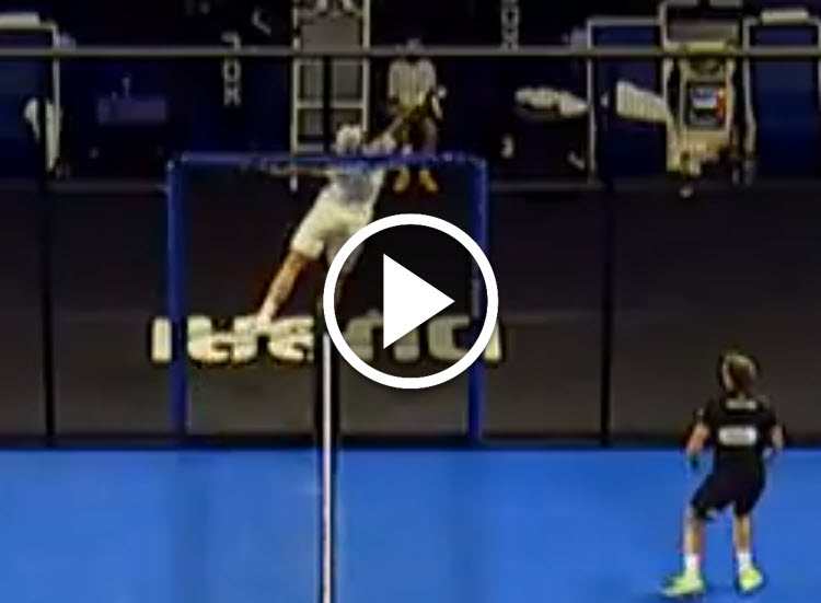 VIDEO! In the quarterfinals of the Padel P1 Tournament in Dubai, Galan scores an amazing point.