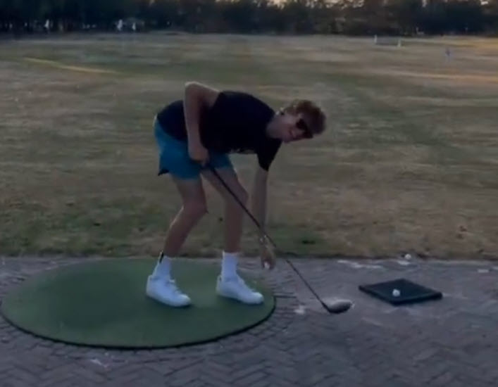 VIDEO. Funny Jannik Sinner misses a ball playing golf with his father and coach Cahill