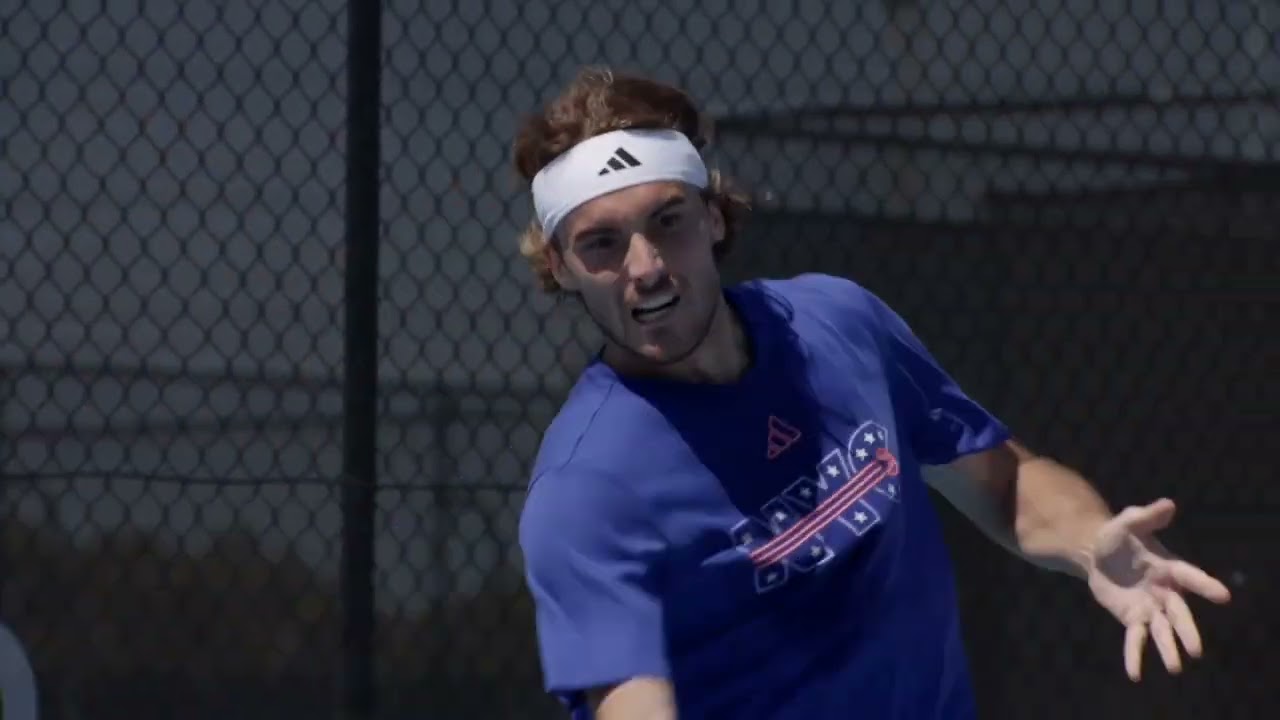 VIDEO.-Tsitsipas-practicing-in-Perth
