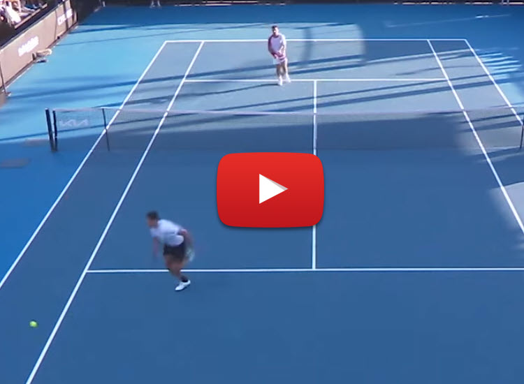 VIDEO. Sonego delights the spectators with an impossible behind the back passing shot during his contest against Wawrinka at the Australian Open