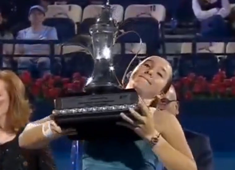 FUNNY VIDEO. Mirra Andreeva struggling to lift the trophy up in Dubai