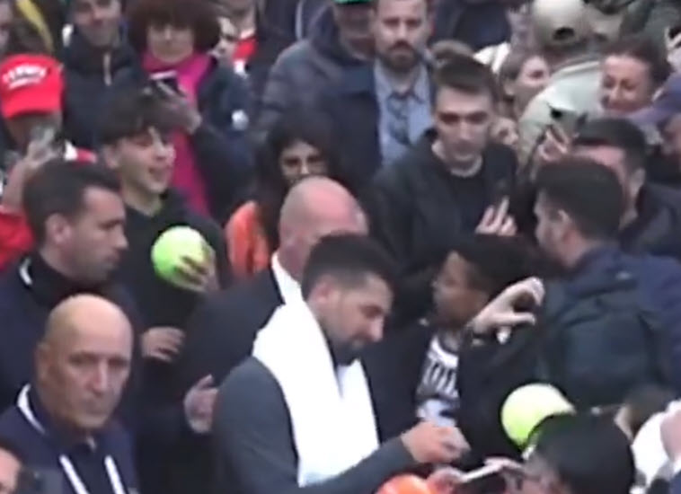 Fans overexcited as Djokovic stops to sign autographs ahead of training in Monte Carlo